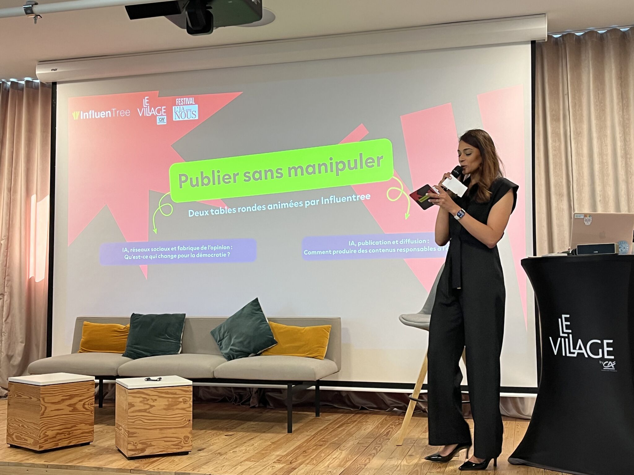 Anaïs Veerapatren animant les tables rondes « Publier sans manipuler » au Festival de l’IA